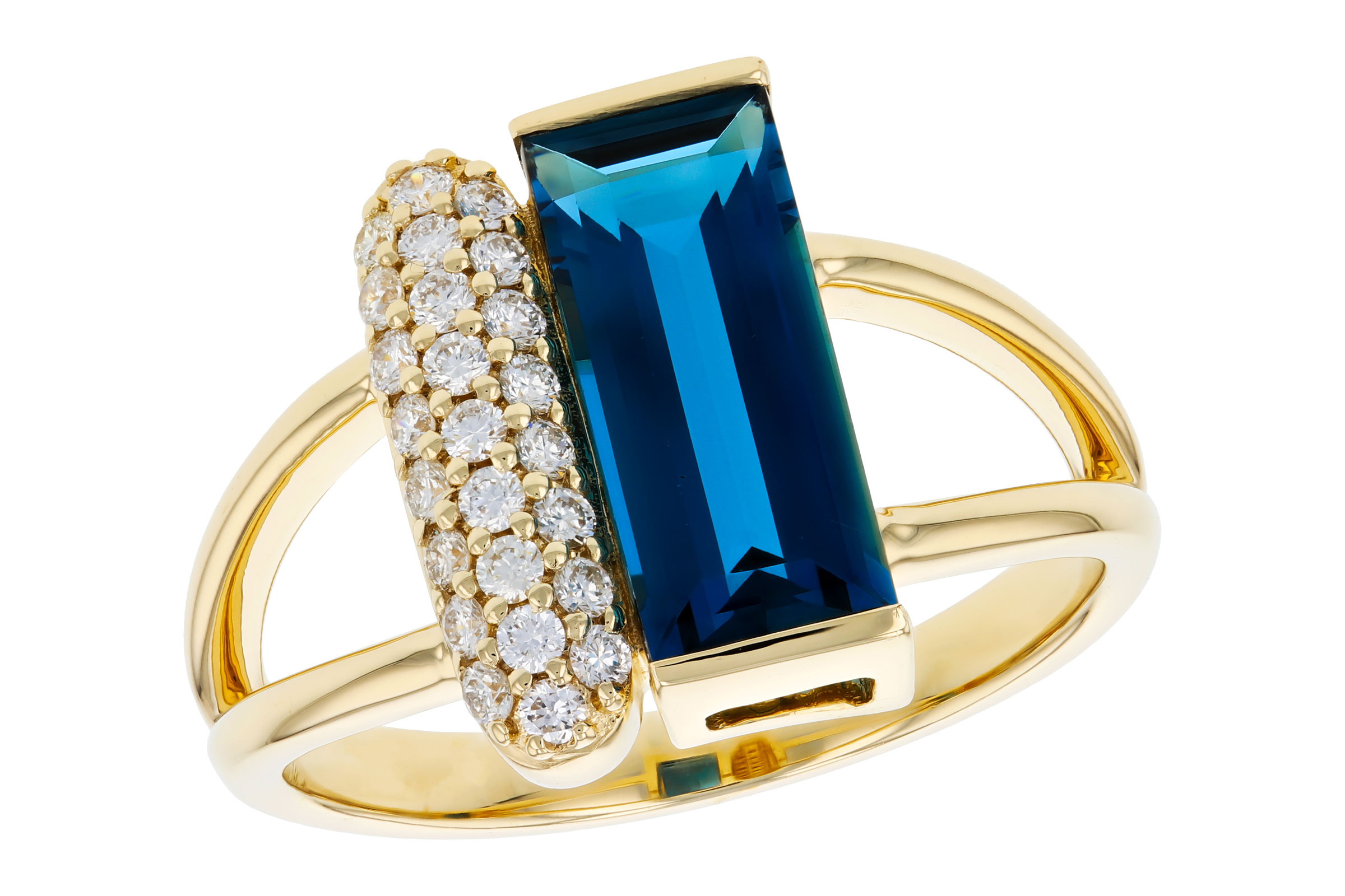 L321-56656: LDS RG 2.67 LONDON BLUE TOPAZ 2.92 TGW (12x5MM BT)